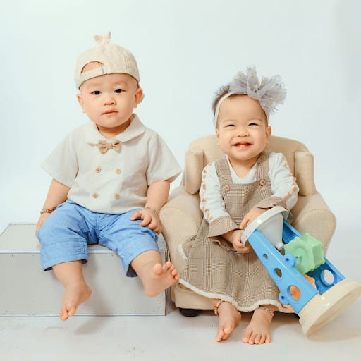 Bé Nhật Minh và An Nhiên