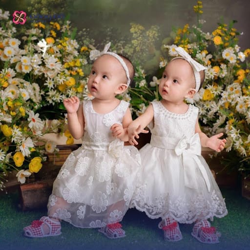 Hai nàng công chúa Ánh Dương và Ánh Hồng của ba mẹ.