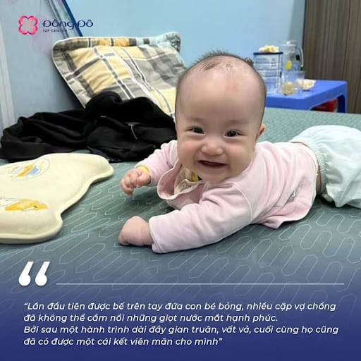 Sau hành trình mong con vất vả, rất nhiều gia đình đã khóc khi lần đầu tiên được bế con trên tay.