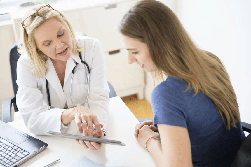 Chị em nên dùng thuốc và tái khám đúng theo lịch hẹn của bác sĩ