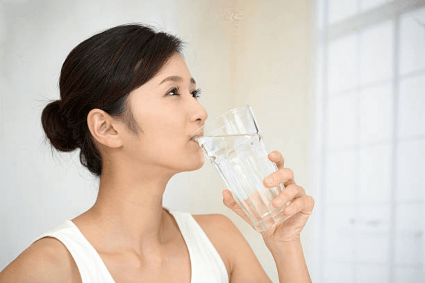 Uống đủ nước giúp hỗ trợ quá trình thụ thai