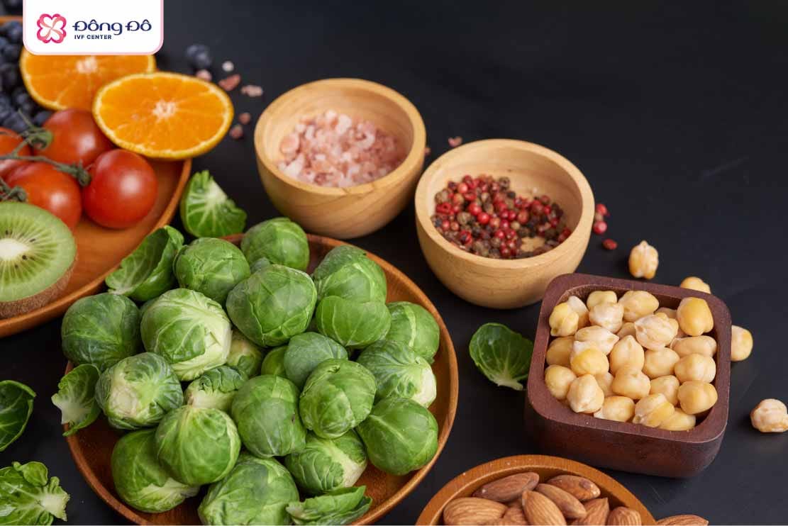 Folate có nhiều trong rau củ xanh đậm, các loại hạt, hoa quả,...