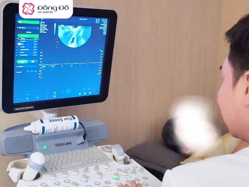 Bác sĩ CKII Tăng Đức Cương siêu âm thai 14 ngày sau chuyển phôi