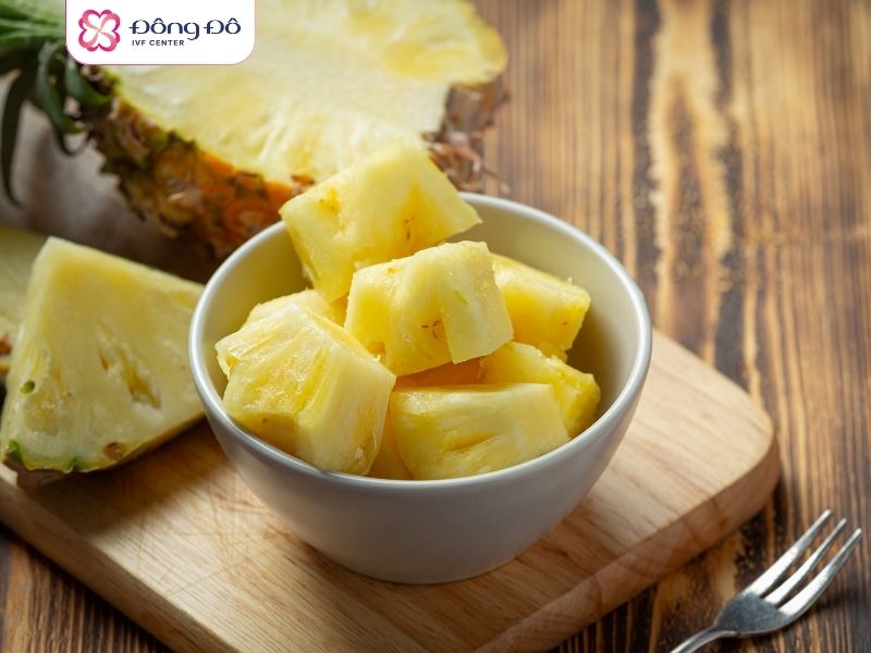 Dứa chứa nhiều bromelain, gây co bóp tử cung, không nên tiêu thụ trong thời gian đầu thai kỳ