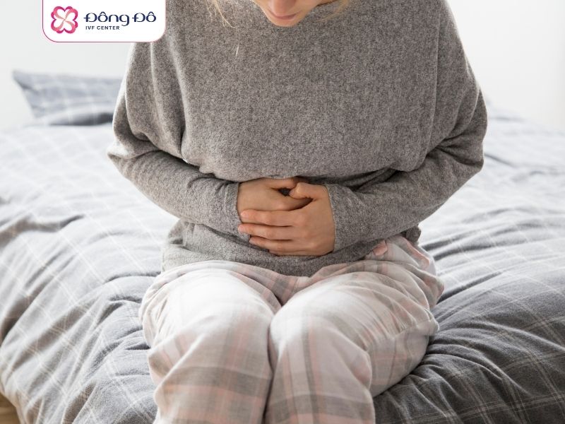 Tùy vào mức độ triệu chứng đau bụng, mẹ nên gặp bác sĩ ngay trong ngày