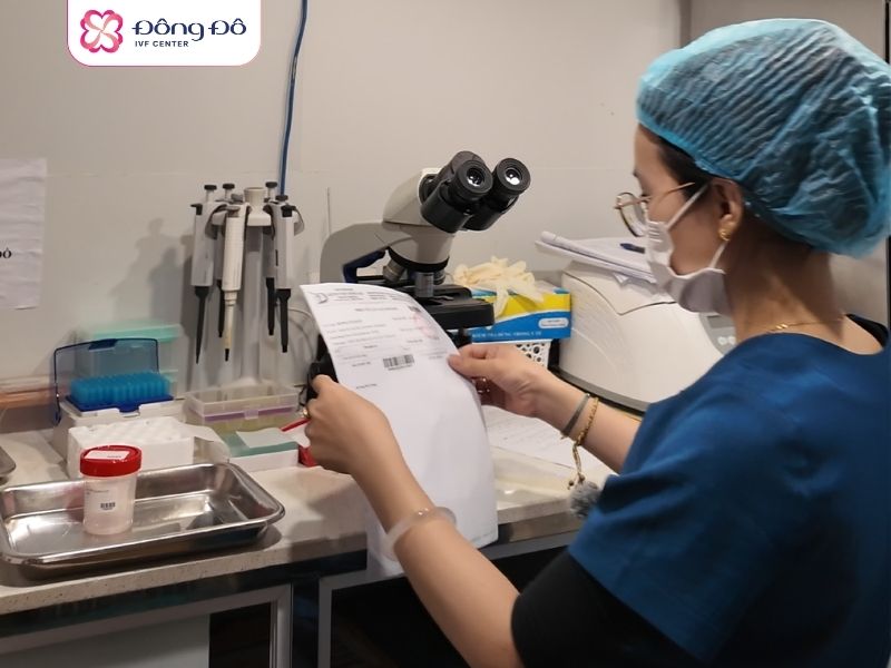Chuyên viên Lab của Đông Đô IVF Center xét nghiệm mẫu tinh trùng