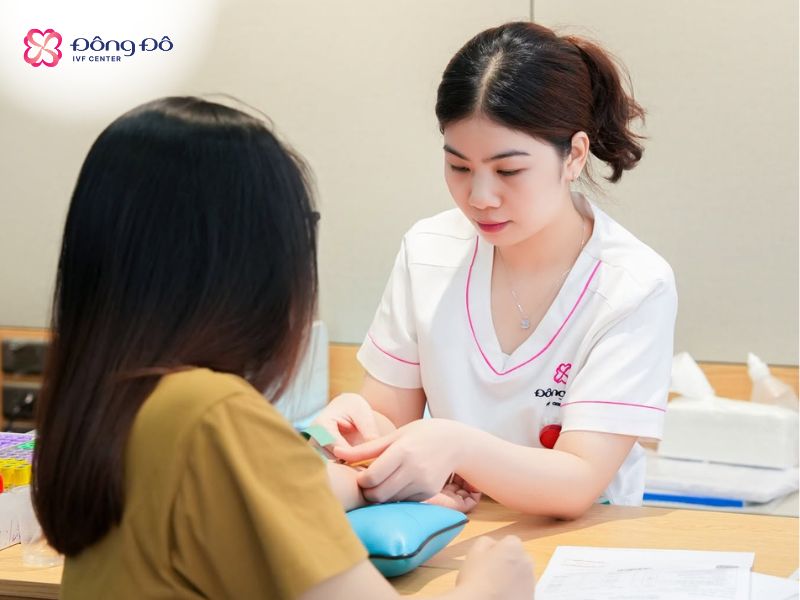 Bệnh nhân được nhân viên điều dưỡng tại Đông Đô IVF Center hỗ trợ lấy mẫu làm các xét nghiệm
