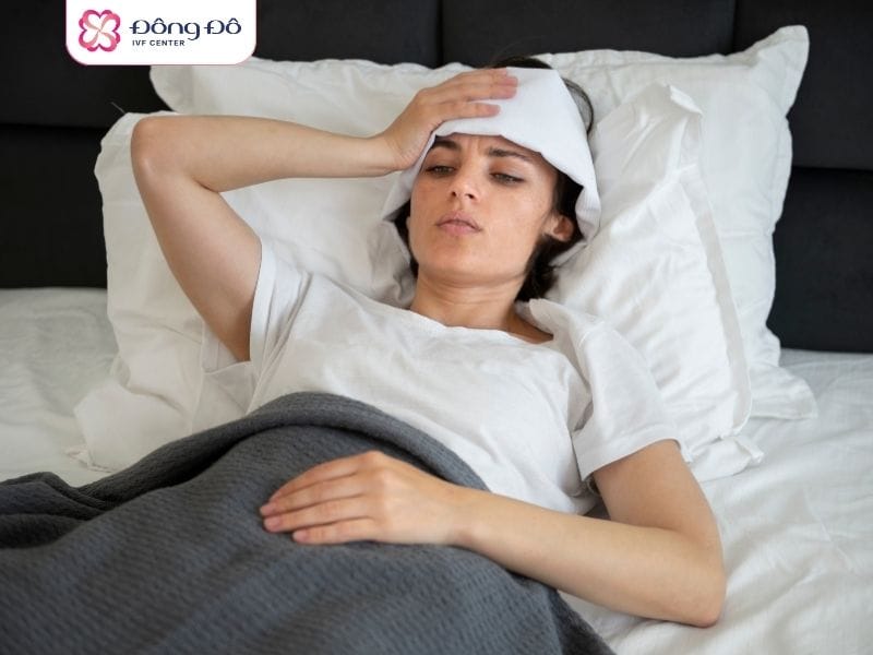 Phụ nữ bị suy buồng trứng sớm dễ bị đổ mồ hôi, bốc hỏa