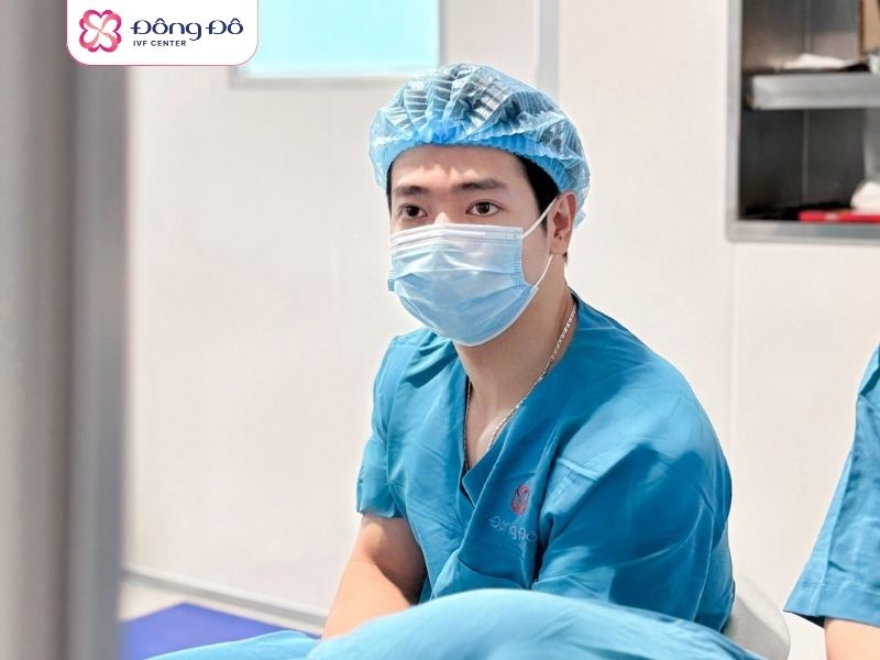 Hình ảnh bác sĩ đang thực hiện thủ thuật bơm tinh trùng vào buồng tử cung