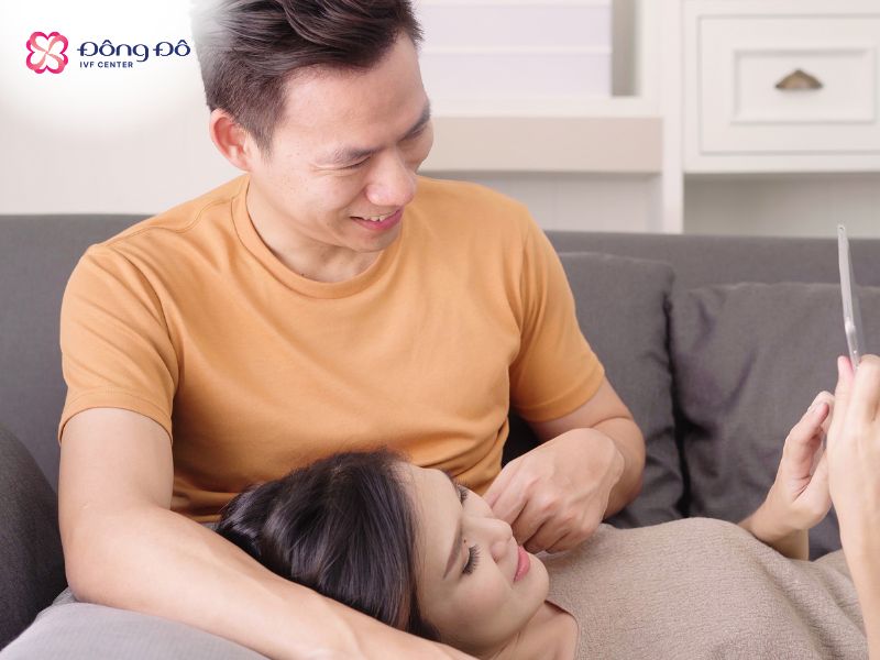 Khi có dấu hiệu vô sinh hiếm muộn, hai vợ chồng nên chủ động thăm khám sức khỏe sinh sản, thực hiện điều trị IVF khi cần
