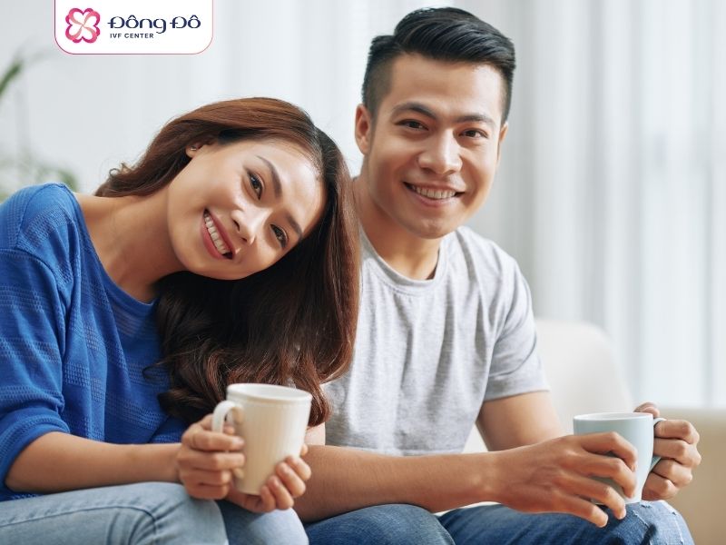 Chồng đồng hành cùng vợ suốt hành trình IVF sẽ giảm đáng kể gánh nặng tâm lý của vợ
