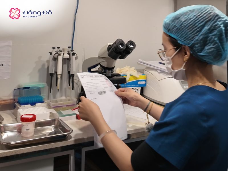 Chuyên viên Lab Đông Đô IVF Center đang thực hiện xét nghiệm tinh dịch đồ