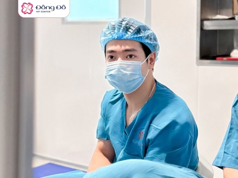 Bác sĩ Vũ Việt Dũng thực hiện thủ thuật chọc hút noãn cho bệnh nhân