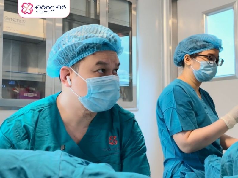 Bác sĩ Tăng Đức Cương thực hiện thủ thuật chuyển phôi cho bệnh nhân