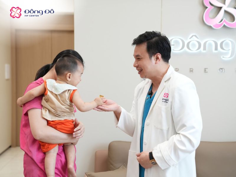 Sự gắn kết của bố mẹ - con gái được trau dồi qua hành trình con lớn lên