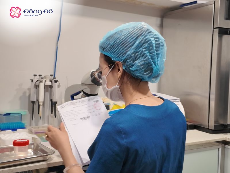 Chuyên viên phôi học tại Đông Đô IVF Center luôn đảm bảo các mẫu của gia đình được theo dõi chính xác nhất bằng mã hóa thông tin