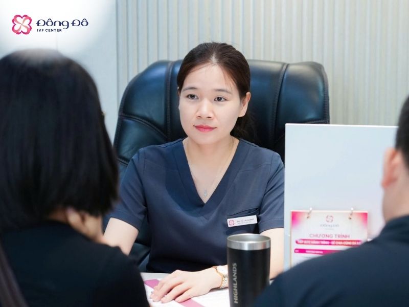 Bác sĩ tại Đông Đô IVF Center đọc kết quả thăm khám cho bệnh nhân