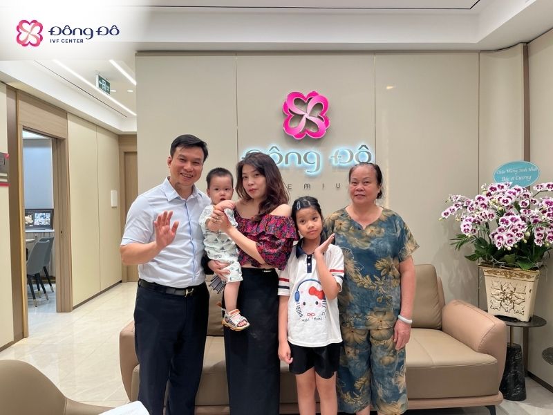 Khách hàng làm IVF thành công cùng con cái tới thăm Đông Đô IVF Center