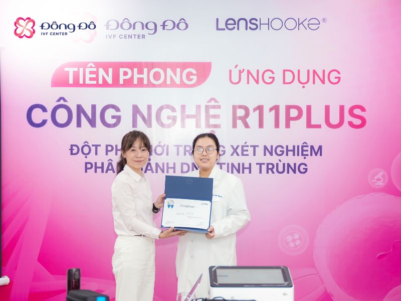 Chuyên gia phôi học tại Đông Đô IVF Center nhận chứng chỉ sử dụng công nghệ R11Plus